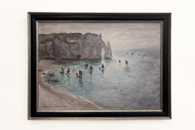 Etretat, Porte d'Aval: vissersboten die de haven verlaten