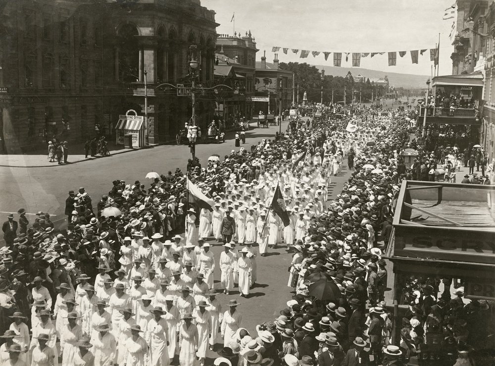 Vrouwen houden een Vredesdagmars langs King William Street, Adelaide, Zuid-Australië, november 1918 door Australian Photographer