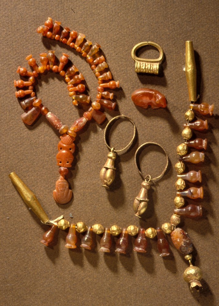 Kanaänitische sieraden uit Deir al-Balah, Gaza, ca. 14e eeuw v.Chr. (goud en edelstenen) door Bronze Age