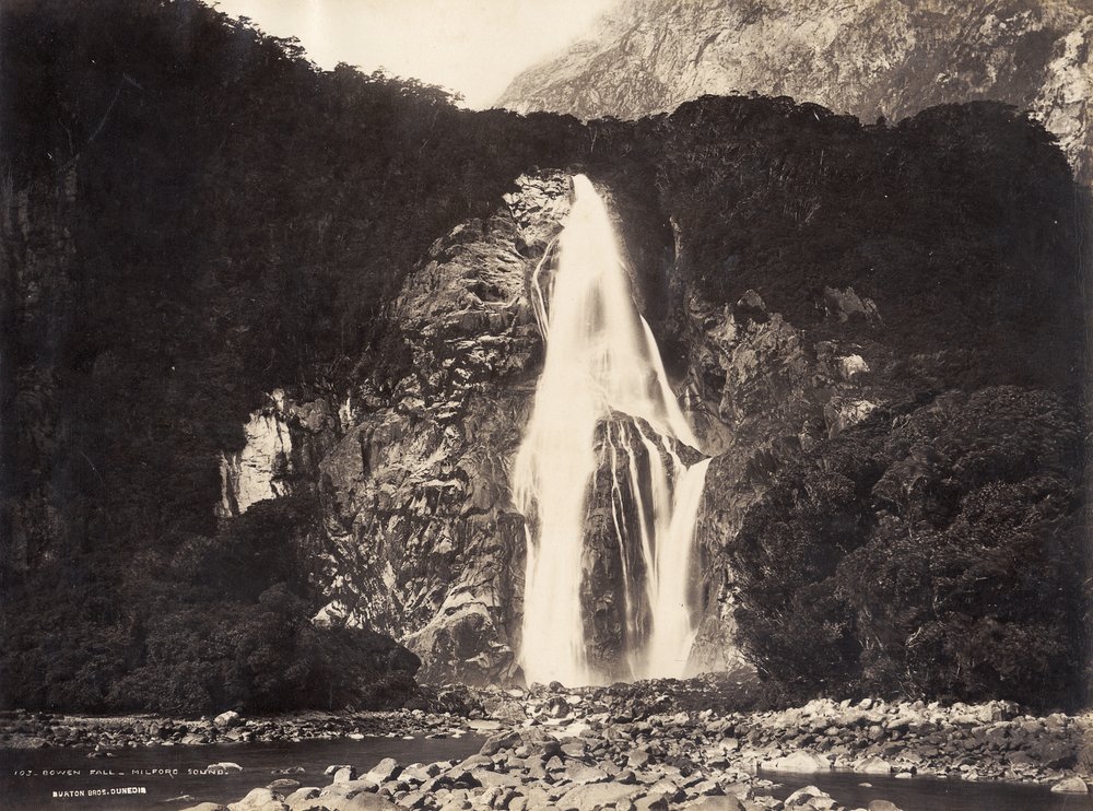 Bowen Fall, Milford Sound, 1889 door Burton Brothers Studio