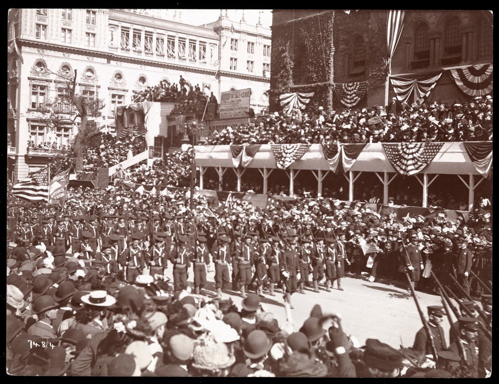Uitzicht van boven op de menigte en een marcherende militaire groep in de Dewey Parade op Fifth Avenue, New York, 1899 (zilveren gelatin afdruk) door Byron Company