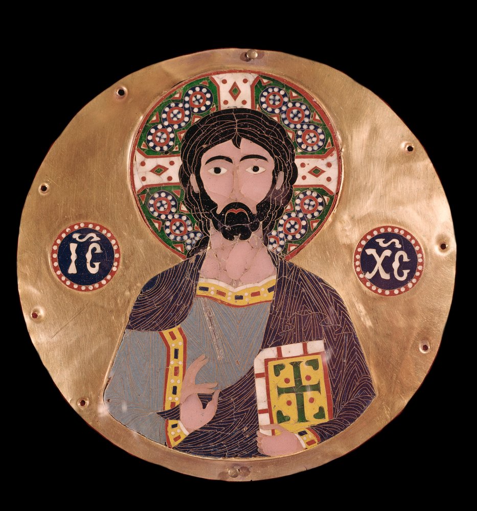 Byzantijnse kunst: Christus Pantocrator (Christus in heerlijkheid). De stralenkrans van Jezus Christus is met een kruis gemarkeerd en het christogram ICXC is leesbaar - email uit de 10e eeuw, Madrid, Museo Lázaro Galdiano door Byzantine