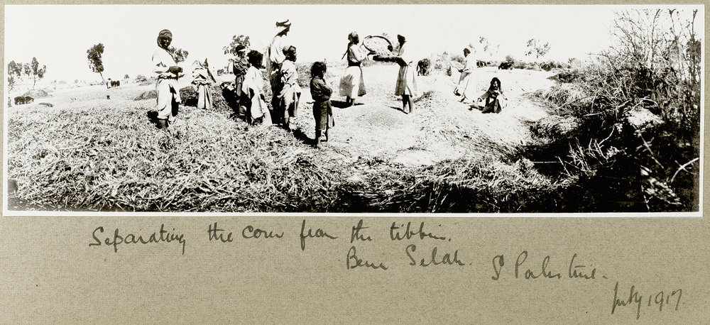 Bedoeïenen die graan scheiden, Beni Saleh, juli 1917 door Capt. Arthur Rhodes