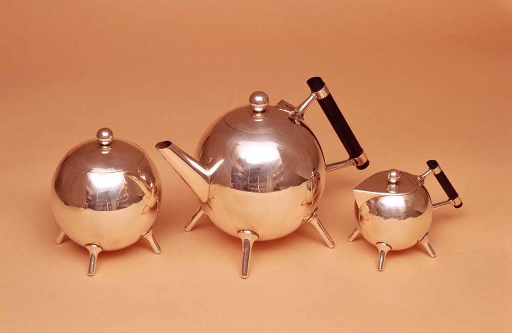 Theeservies met vergulde interieurs, vervaardigd door James Dixon und Sons, 1880 door Christopher Dresser