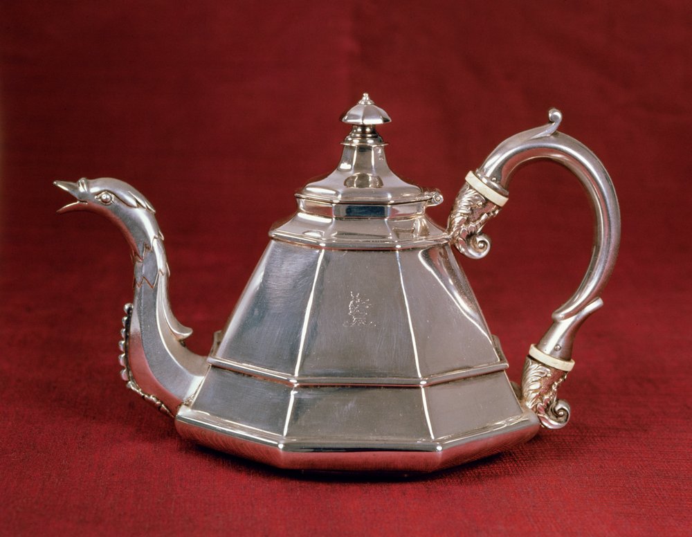 Theepot, waarschijnlijk gebaseerd op een vroeg 18e-eeuws Nederlands voorbeeld, Londen 1832 door Edward Farrell