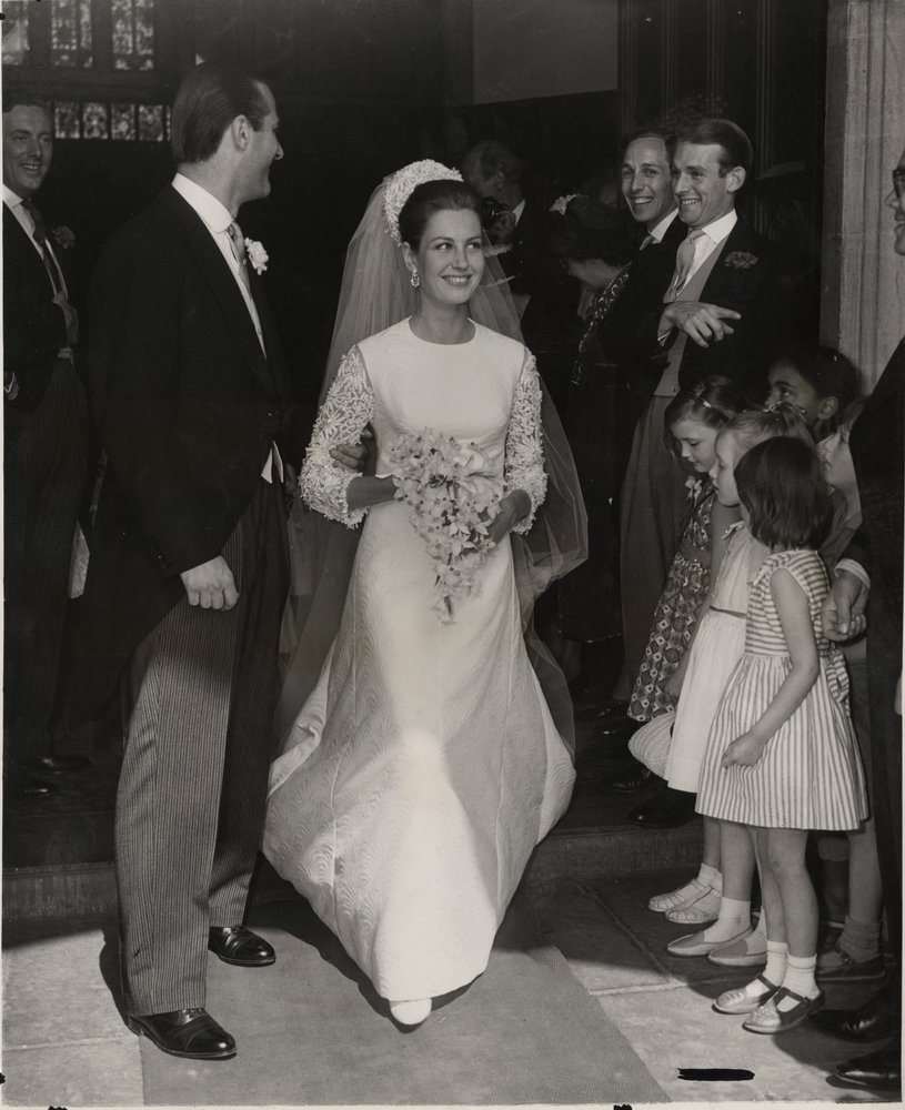 Lady Philippa Wallop in een Belleville Couture trouwjurk