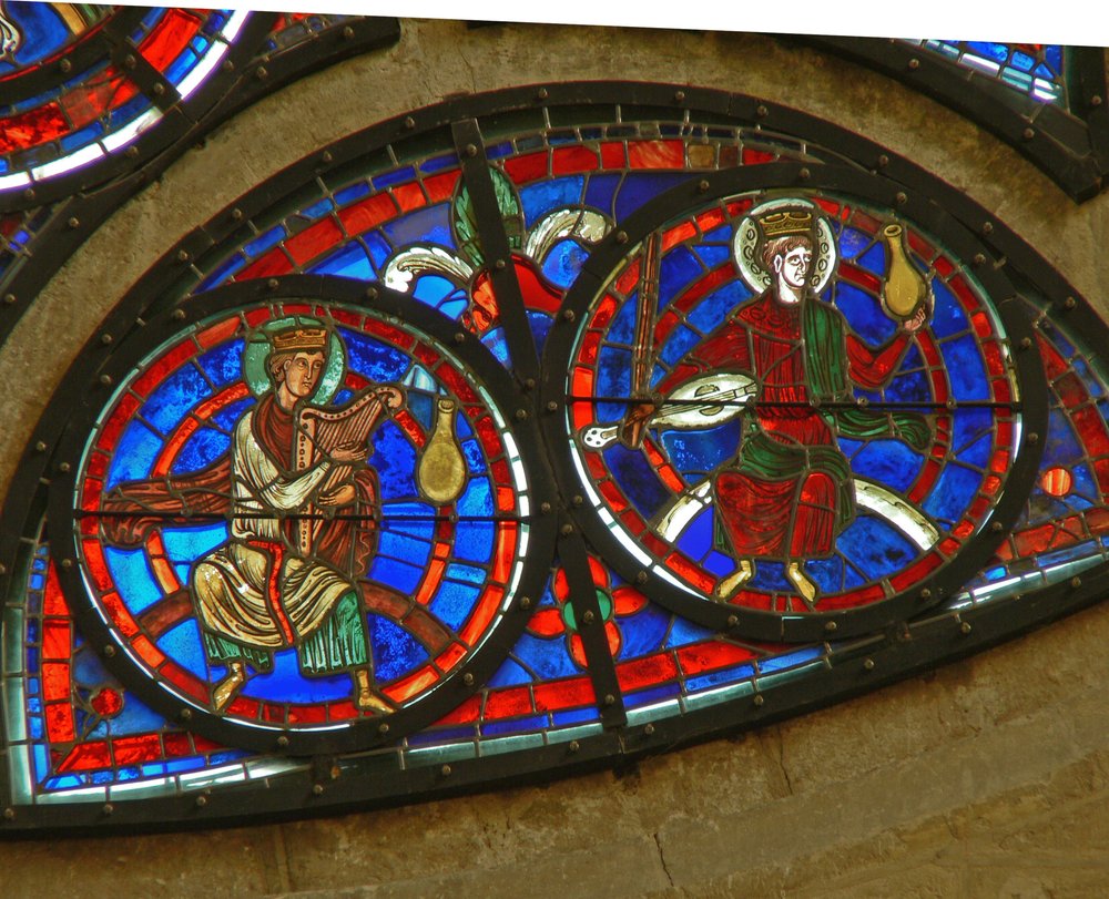 Detail (het oostelijke roosvenster) met twee ouderlingen van de Apocalyps door French School