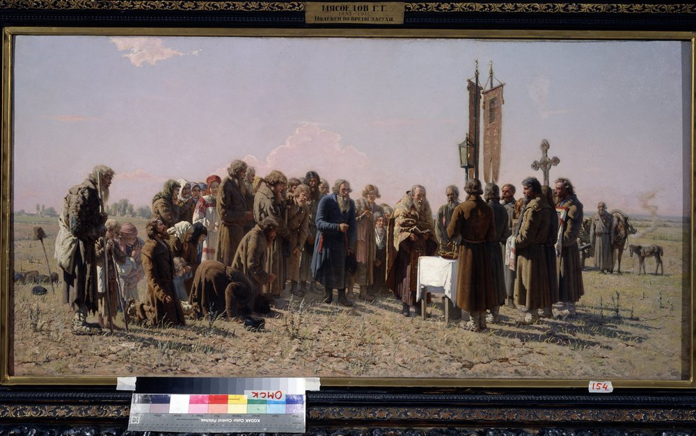 Russische boeren en een orthodoxe priester die bidden tijdens droogte