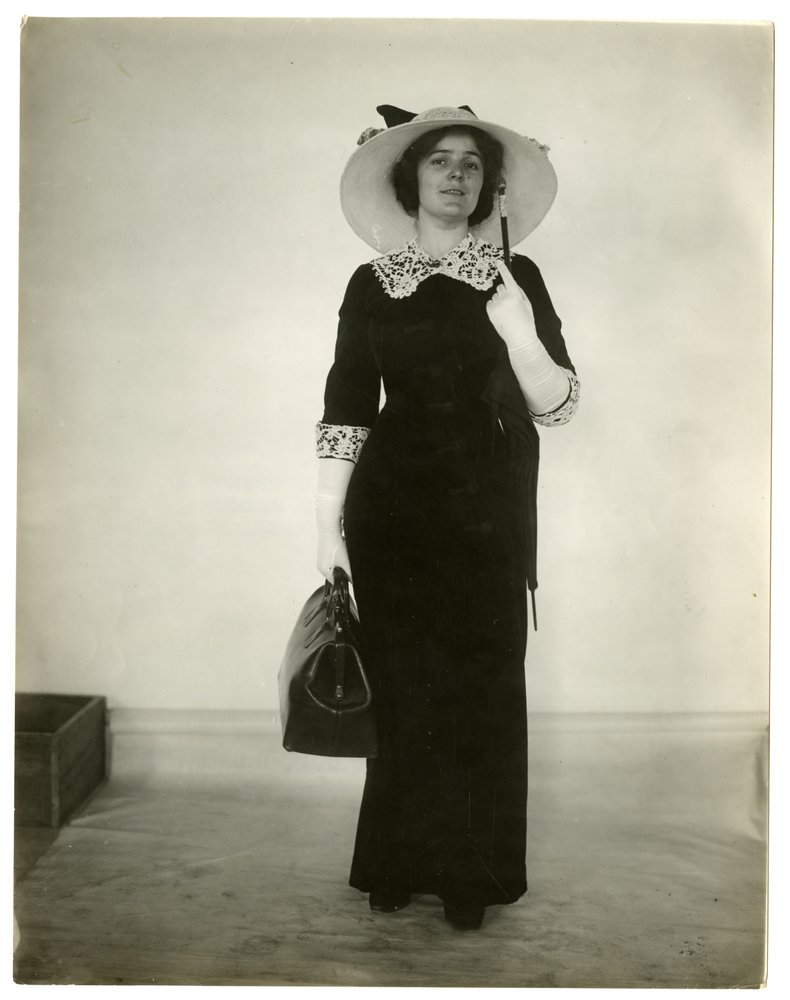 Juiste manier om een tas en paraplu te dragen, c.1905-18 door Jessie Tarbox Beals