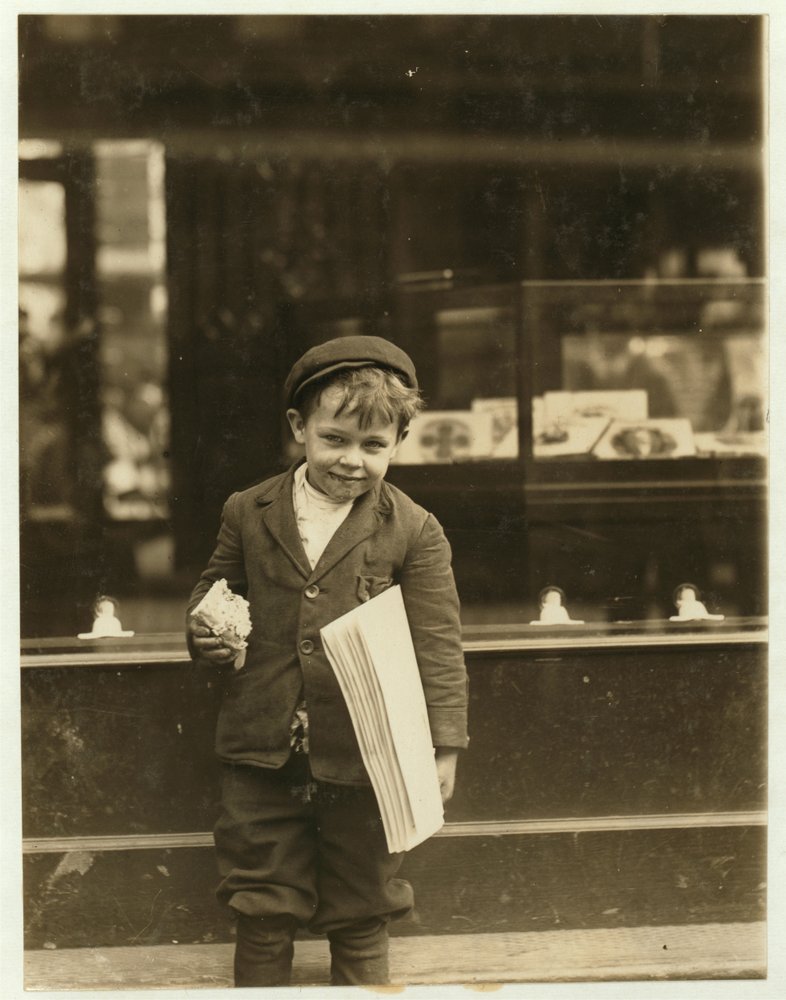 De 5-jarige krantenjongen Tommy Hawkins, slechts 3 voet 4 duim lang, aan het werk in St. Louis, Missouri, 1910 door Lewis Wickes Hine