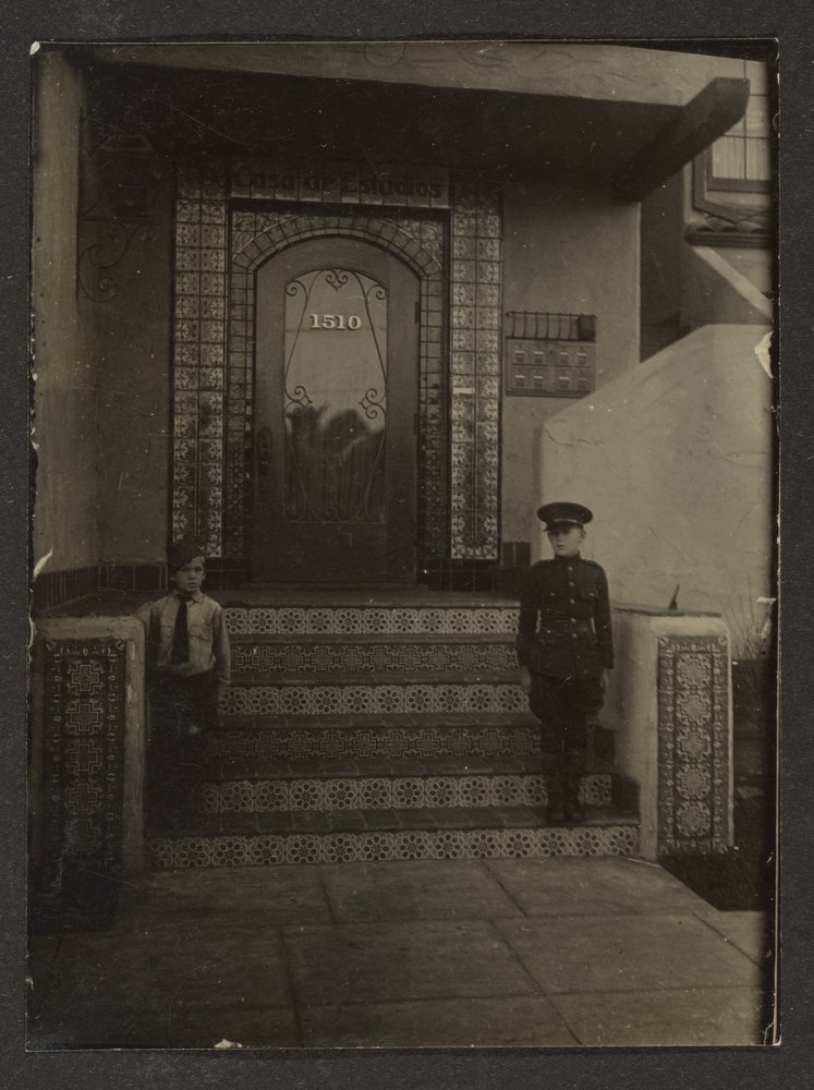 [De zonen van Florence buiten Fleckensteins studio in Long Beach] door Louis Fleckenstein