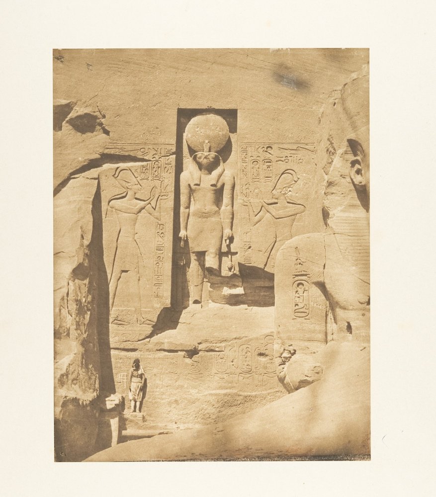 Dekoration des Eingangs des großen Spéos von Abousembil (Der Gott Phré empfängt die Opfergaben von Ramses dem Großen) door Maxime Du Camp
