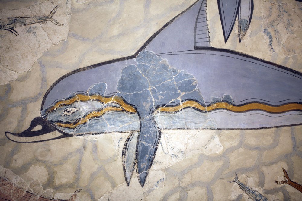 Minoïsche kunst. Het „Dolfijnenfresco“. Het fresco versierde de wand of de vloer van een zaal boven het megaron van de koningin. Fresco gereconstrueerd uit fragmenten van het oorspronkelijke werk dat in Knossos werd gevonden (1600 - 1450 v.Chr.). door Minoan