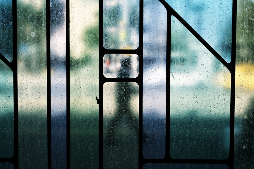 Glas in de regen – Street View door Ali Ayer