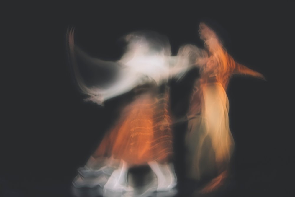 Etherische dansbeweging door Ali Saremi