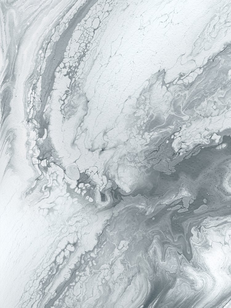 Elegante grijze krullen door Alyson Storms