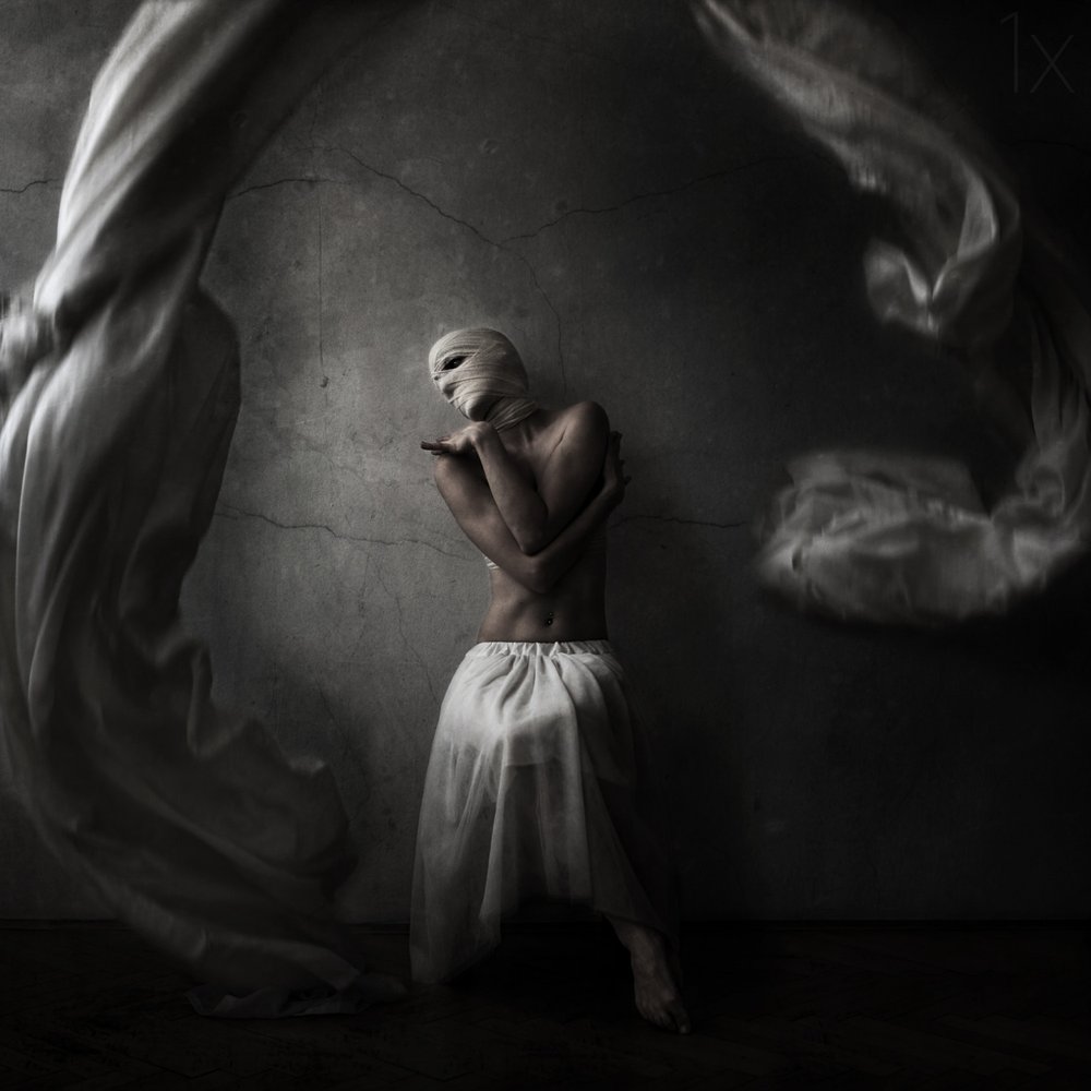 Dramatisch omhuld figuur door Anja Matko