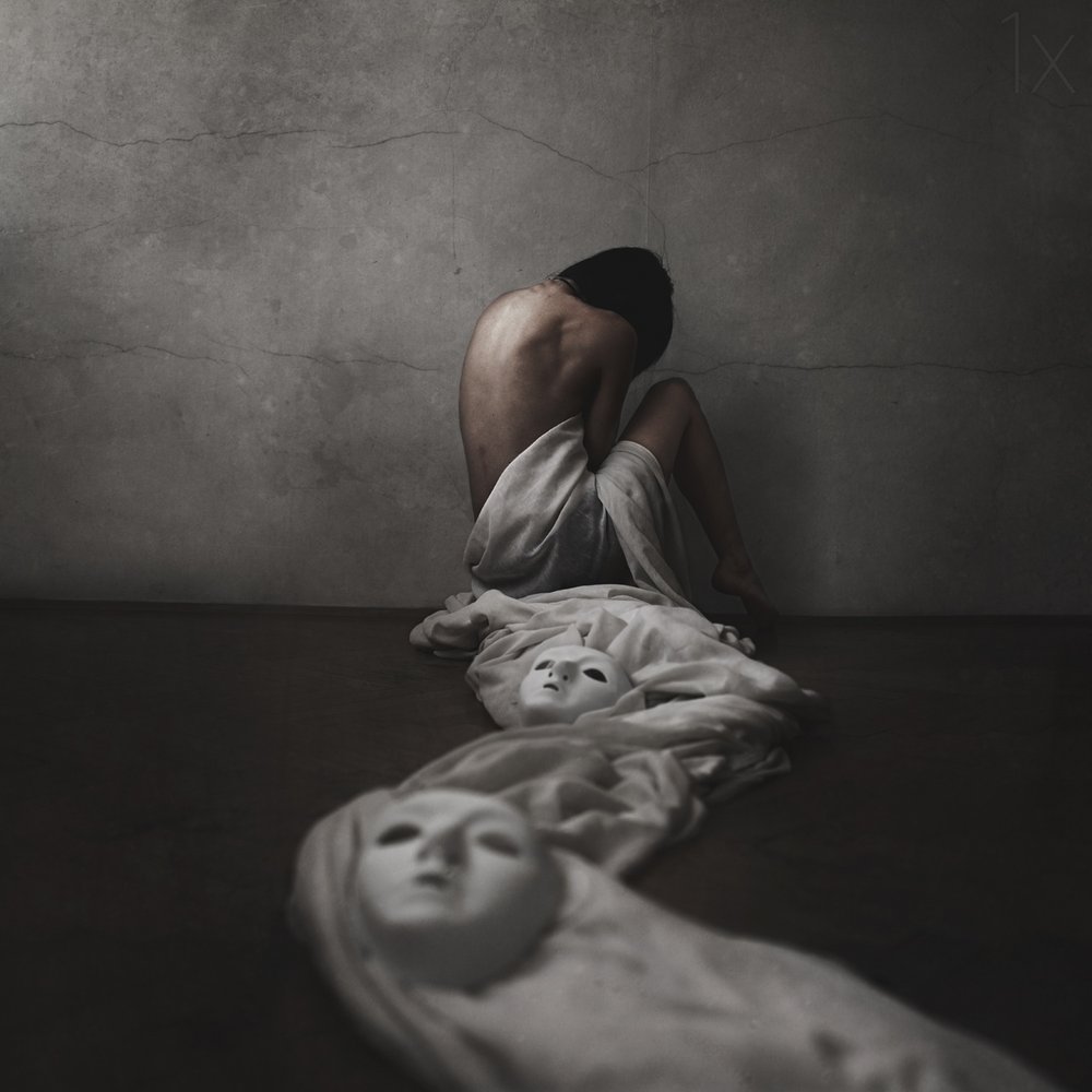 Maskers van verloren identiteit door Anja Matko