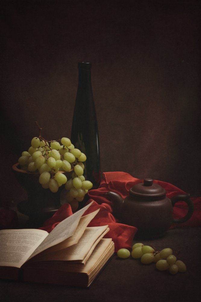 Druiven, oud boek en theepot door Brig Barkow