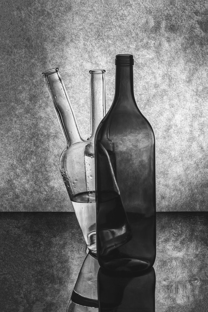 Monochrome glazen flessen door Brig Barkow