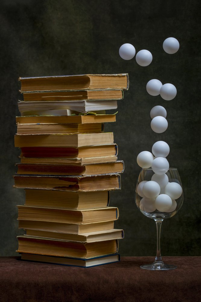 Oude boeken en zwevende bollen door Brig Barkow