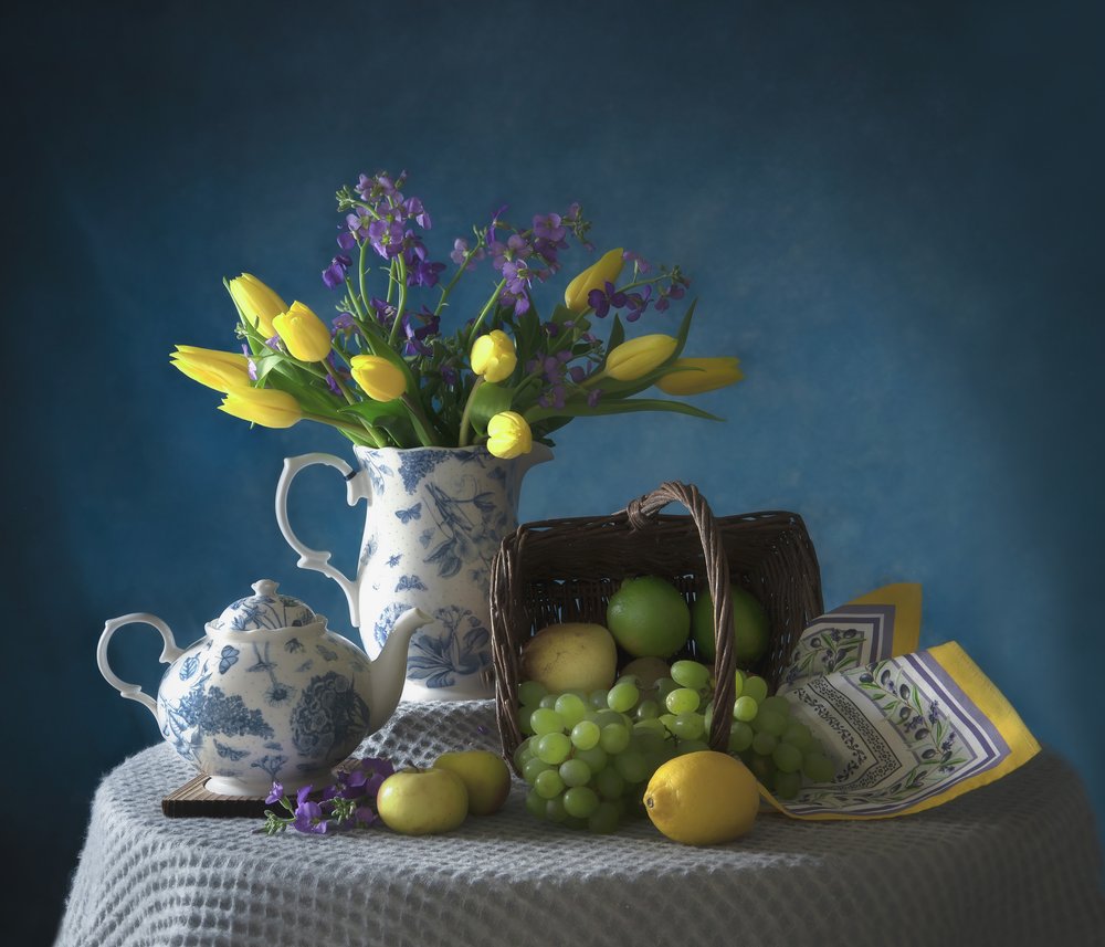 Lentetulpen en vers fruit door Catherine Wang
