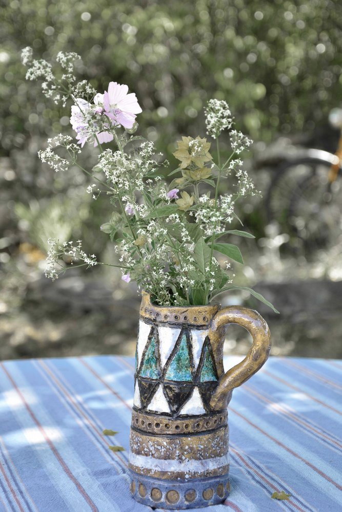 Wilde bloemen in een rustieke vaas door Christina Sillen