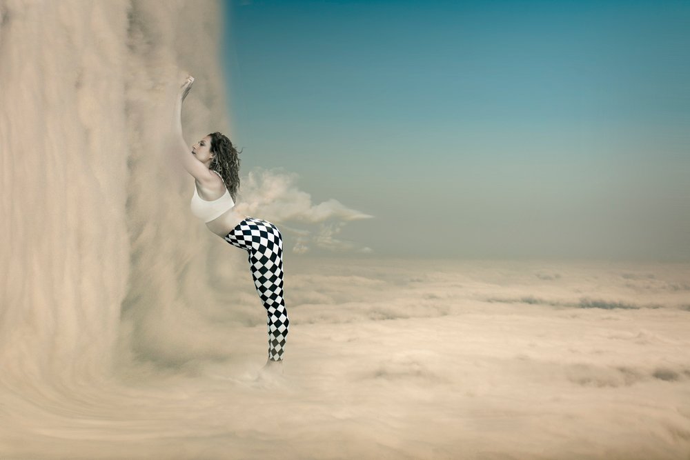 De droomvrouw tussen de wolken door Christine von Diepenbroek