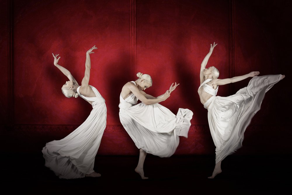 Elegante dansers op het rode podium door Christine von Diepenbroek