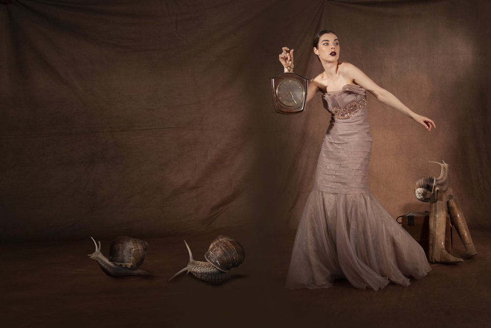 Elegante vrouw met slakken door Christine von Diepenbroek