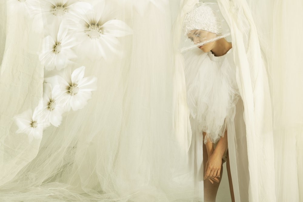 Etherische vrouw met witte bloemen door Christine von Diepenbroek