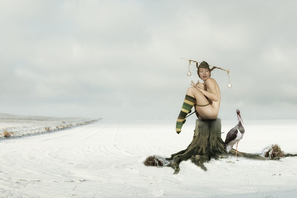 Naakte nar in een winters tafereel door Christine von Diepenbroek