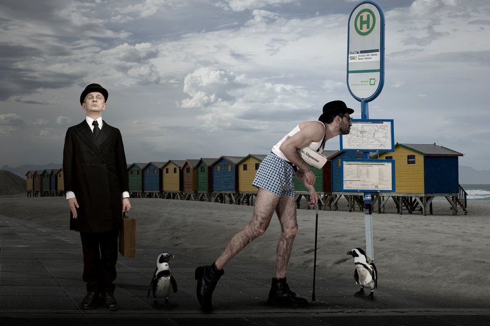 Surrealistische strandbuspinguïns door Christine von Diepenbroek