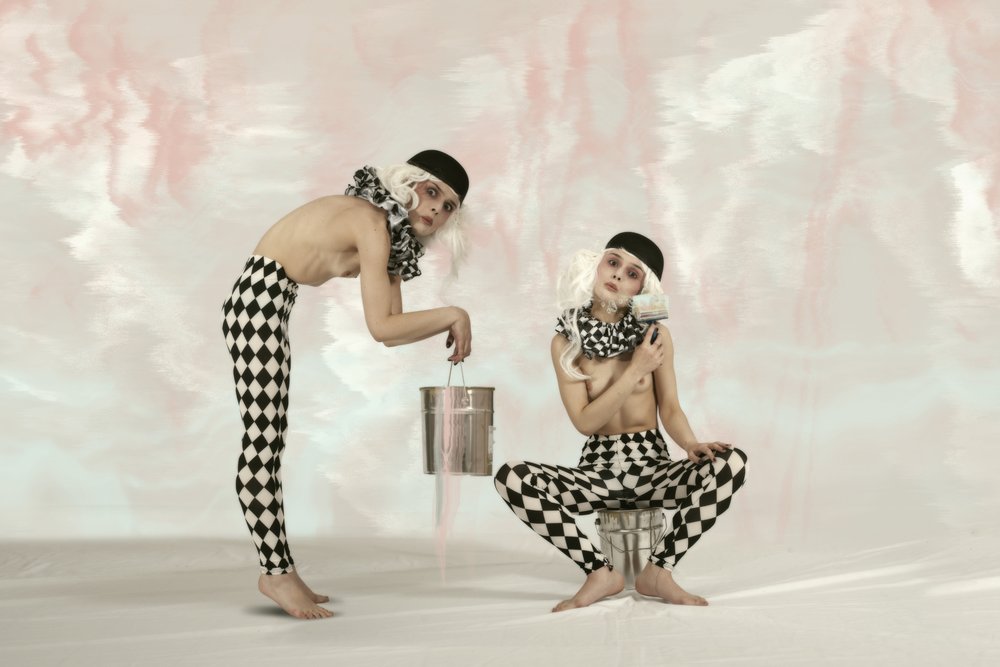 Surrealistische harlekijnfiguren door Christine von Diepenbroek