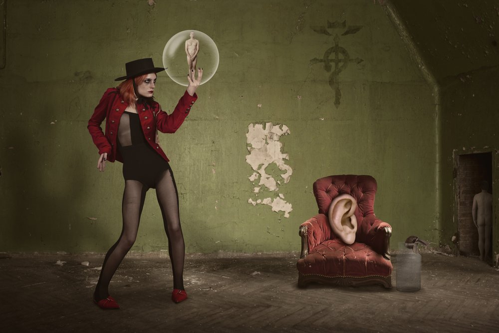 De surrealistische bubbel van een vrouw door Christine von Diepenbroek