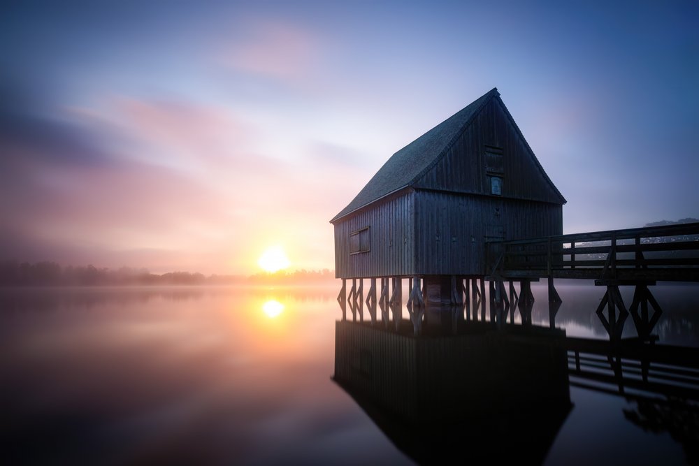 Zonsopgang bij het Misty Boathouse door Christoph Schaarschmidt
