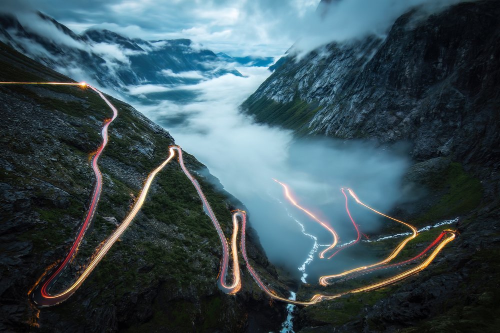 Kronkelende bergpaden in het licht door Christoph Schaarschmidt