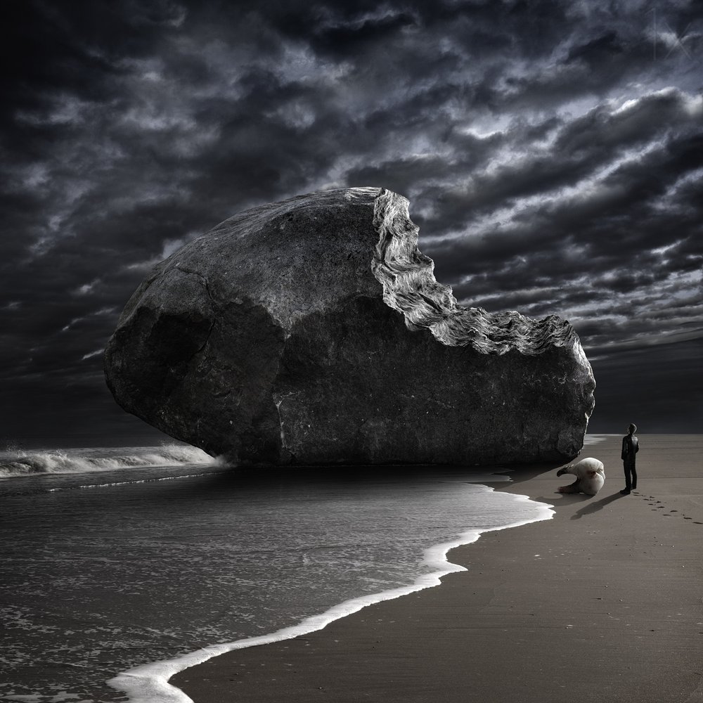 Bitten Rock op Stormy Beach door Christophe Kiciak