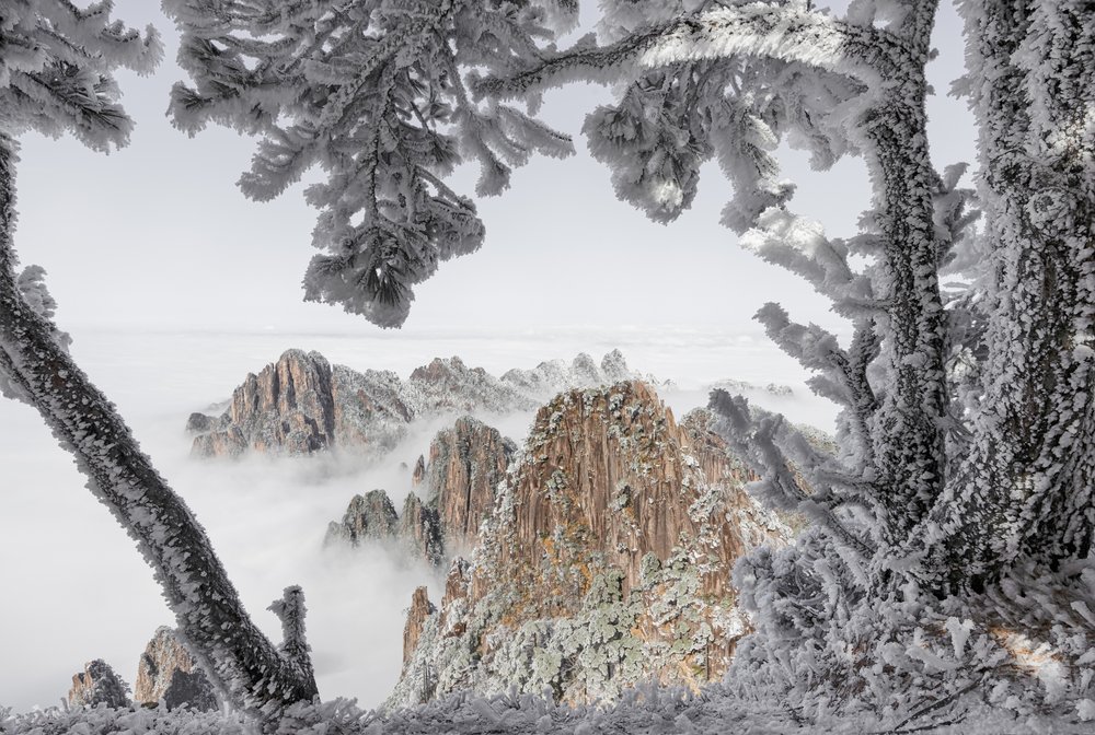 Mistige wintertoppen door Chuanxu Ren