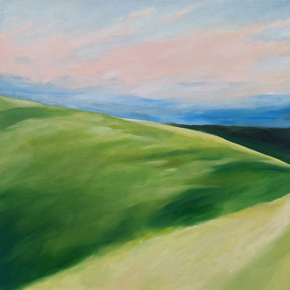 Groene heuvels en een pastelkleurige lucht door Claire Whitehead