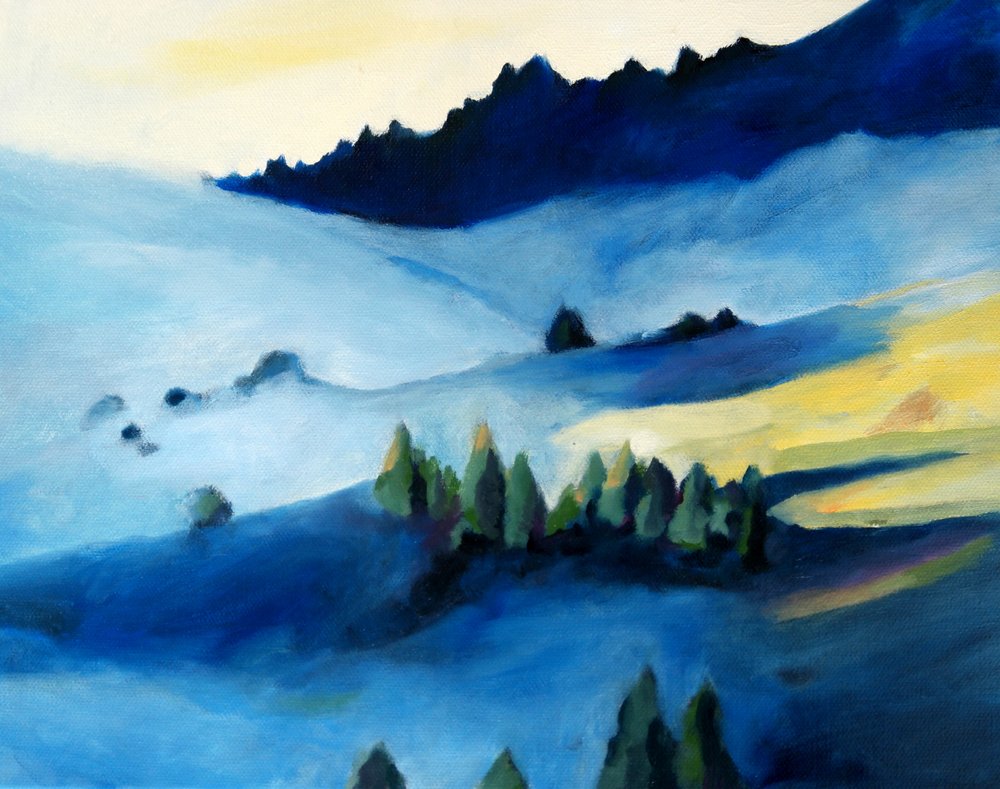 Mistig blauw berglandschap door Claire Whitehead