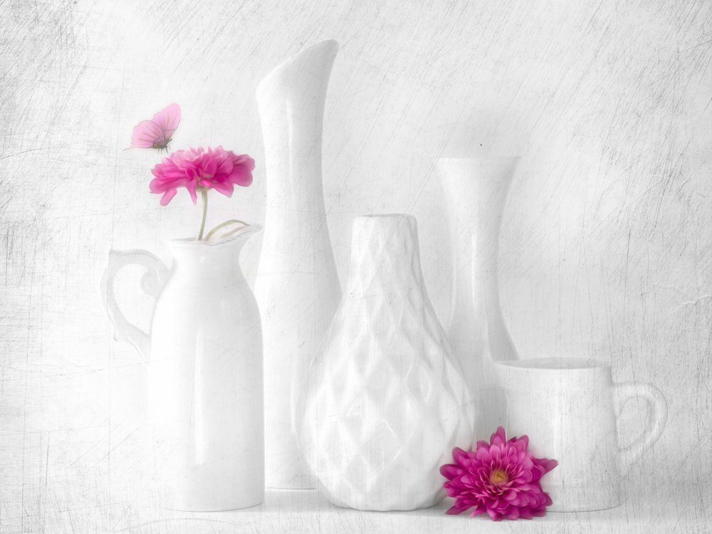 Roze bloemen, witte vazen door Cristiano Giani