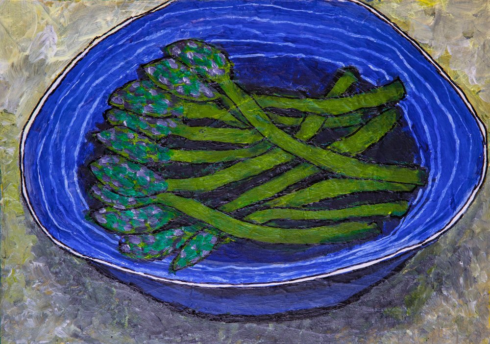 Groene asperges in een blauwe schaal door Dale Hefer & Family