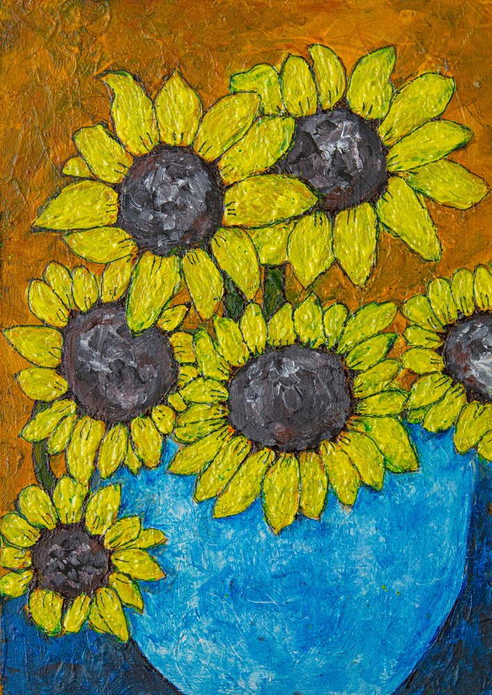 Zonnebloemen in een blauwe vaas door Dale Hefer & Family