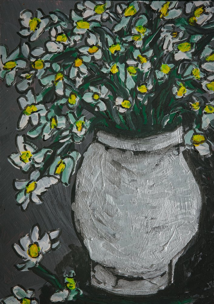Witte bloemen in een grijze vaas door Dale Hefer & Family