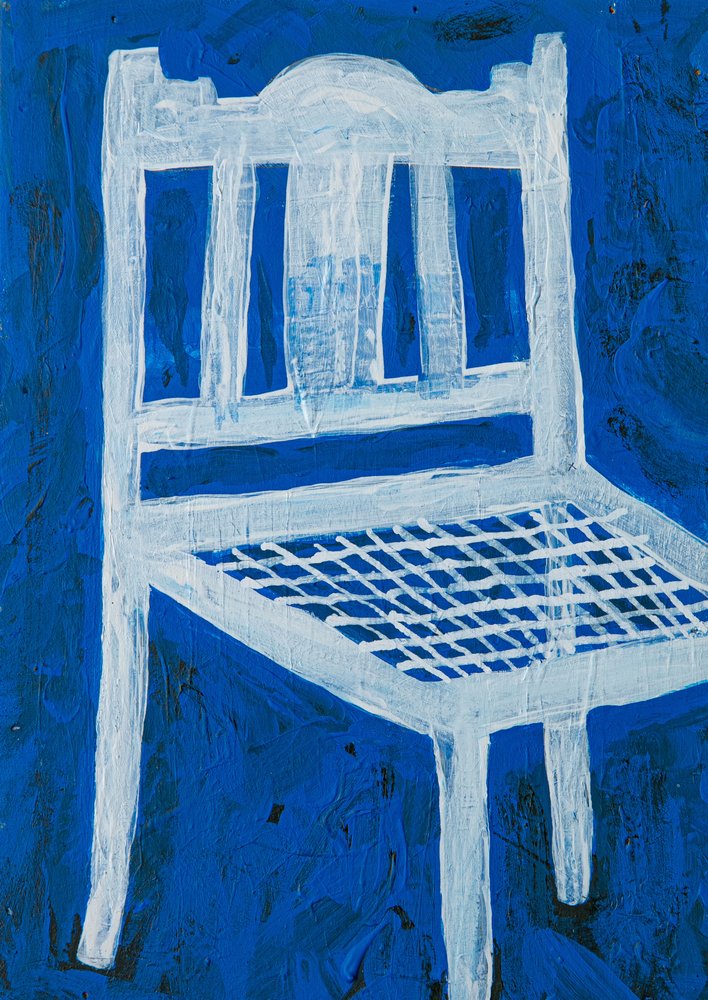Witte stoel op blauw door Dale Hefer & Family