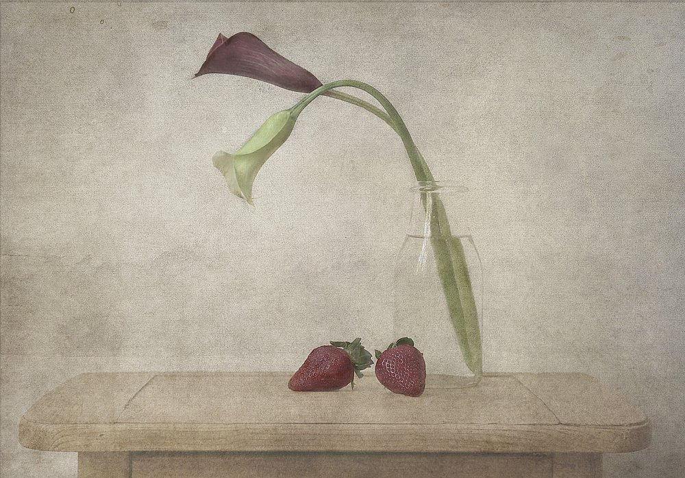 Calla-lelies en aardbeien door Deborah Gugeri