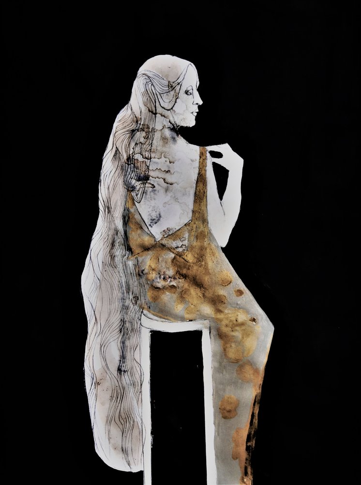 Figuur met goudkleurig haar door Doris Schmitz