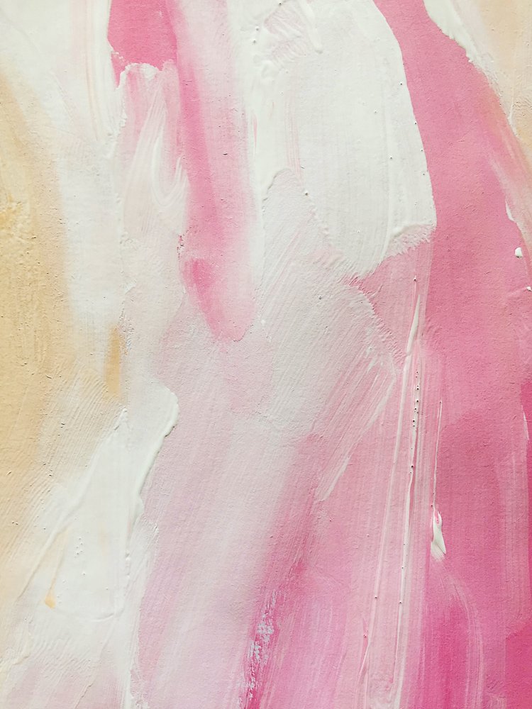 Roze abstracte penseelstreken door Ejaaz Haniff