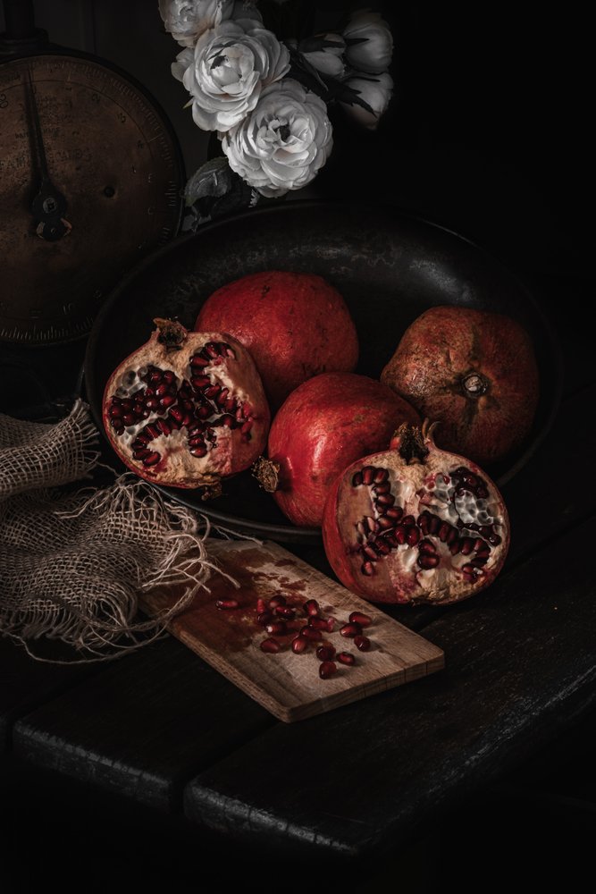 Elegant stilleven met granaatappels door Enrico Sottocorna